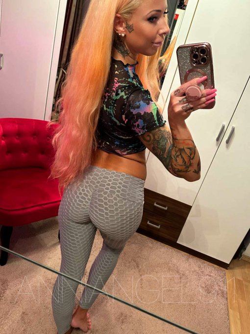 Na is denn schon wieder Wochenende? 🙌🥳🍻 W&uuml;nsch euch einen schicken Freitag ihr S&uuml;&szlig;en 😋😘 🙌 https://t.co/5Ok9hilxcb