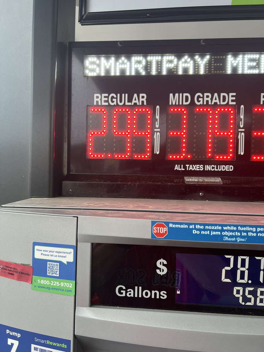 luv4tink2's tweet photo. Oh look… gas under $3.00…. Did Trump do that!🤣 #BidenomicsIsWorking #4MoreYears I’m sure the #DementiaDon will try to take credit.#Loser45 https://t.co/3zjzzPUn3X