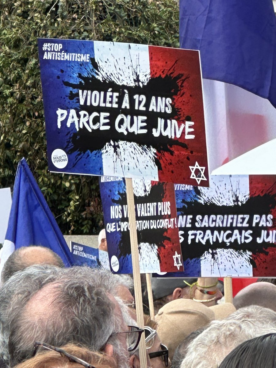 K_bicetre2020's tweet photo. Des centaines de personnes rassemblées contre l’antisémitisme, sur le parvis de l’Hotel de Ville, pour dénoncer le viol d’une gamine de 12 ans pcq juive.
Il faut que cela cesse ! https://t.co/zShO4gr1Dz