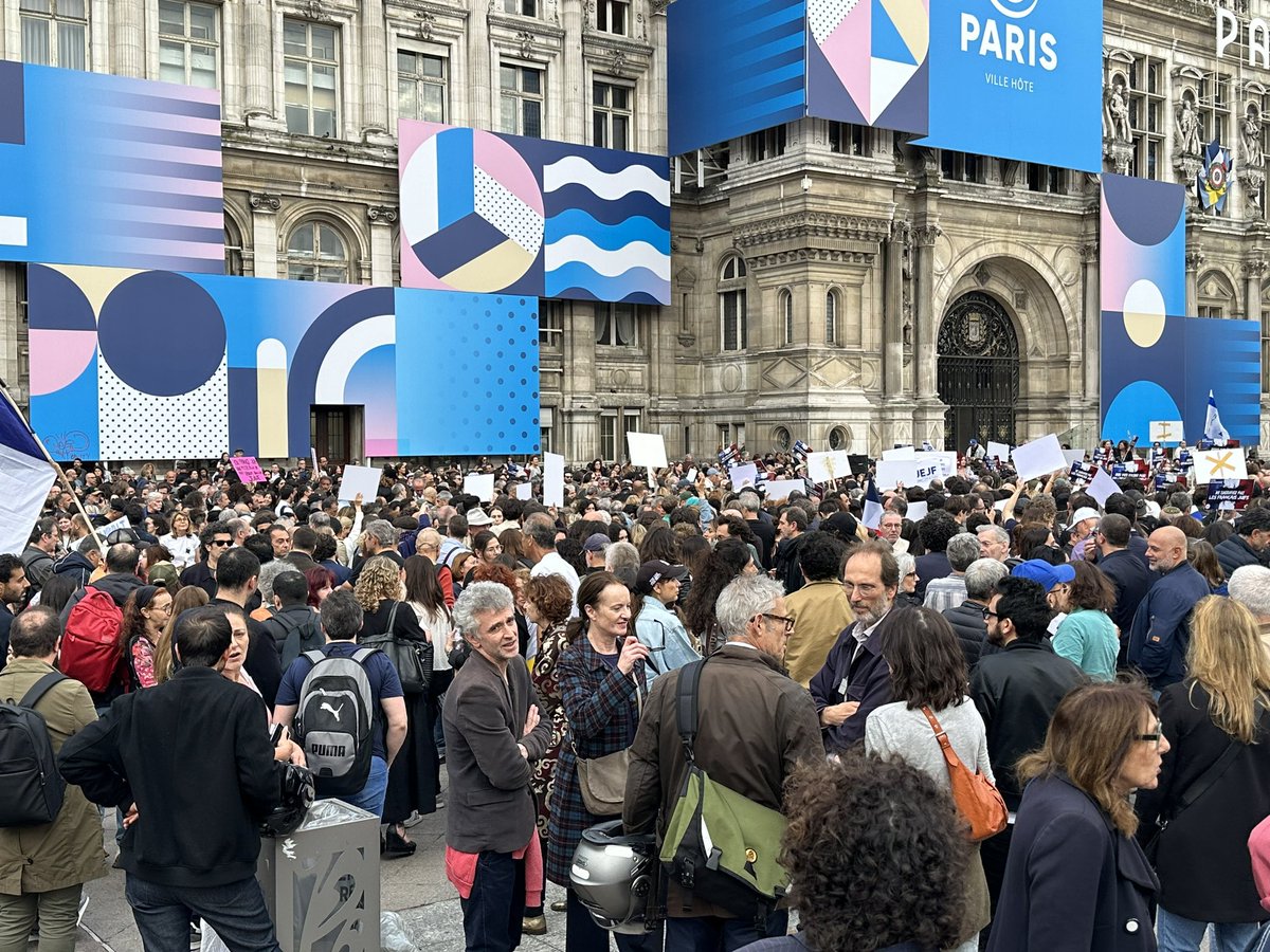 K_bicetre2020's tweet photo. Des centaines de personnes rassemblées contre l’antisémitisme, sur le parvis de l’Hotel de Ville, pour dénoncer le viol d’une gamine de 12 ans pcq juive.
Il faut que cela cesse ! https://t.co/zShO4gr1Dz