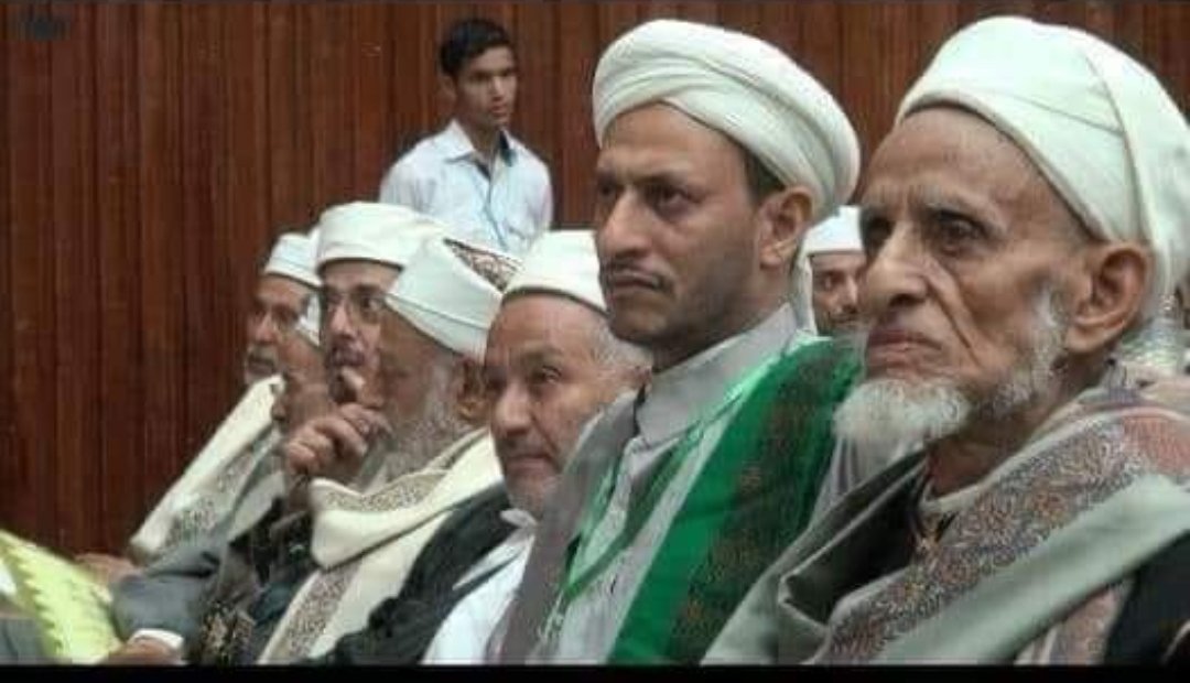 وحتى البعيدين عن السلطة منهم ، فهم كهنة ودجالين صغار ، وتشوف اليمنب يتعامل معهم بكل اجلال واحترام تصل أحيانا لدرجة التقديس ، فلا تمر مناسبة في بيته صغيرة او كبيرة الا وصاحب العمامة معزوم عنده ،  ومقدم على كثير من الأهل والاصدقاء ، حتى مناسبات الختان ماتفوته ، والبيضه والدجاجة