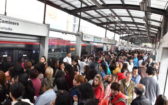 osvaldoags's tweet photo. Feliz cumple metrobús, el peor transporte público “masivo” del país.

Gracias por: 

-Hacer que la gente haga recorridos de una hora en tramos que en metro harían en 20 minutos. 
-Hacer que la gente deje pasar hasta 10 autobuses para poder abordar.
-Matar la expansión del Metro. https://t.co/WykRecNYx7