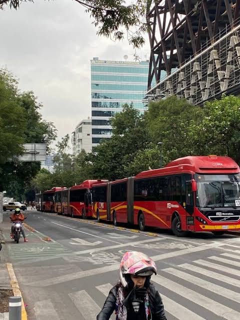osvaldoags's tweet photo. Feliz cumple metrobús, el peor transporte público “masivo” del país.

Gracias por: 

-Hacer que la gente haga recorridos de una hora en tramos que en metro harían en 20 minutos. 
-Hacer que la gente deje pasar hasta 10 autobuses para poder abordar.
-Matar la expansión del Metro. https://t.co/WykRecNYx7