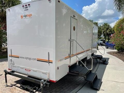 viptogo's tweet image. 🏇 Race days and equestrian events deserve luxury. Our restroom trailers enhance the guest experience. Book early! 🐎 #HorseRacing #LuxuryFacilities #VIPTogo