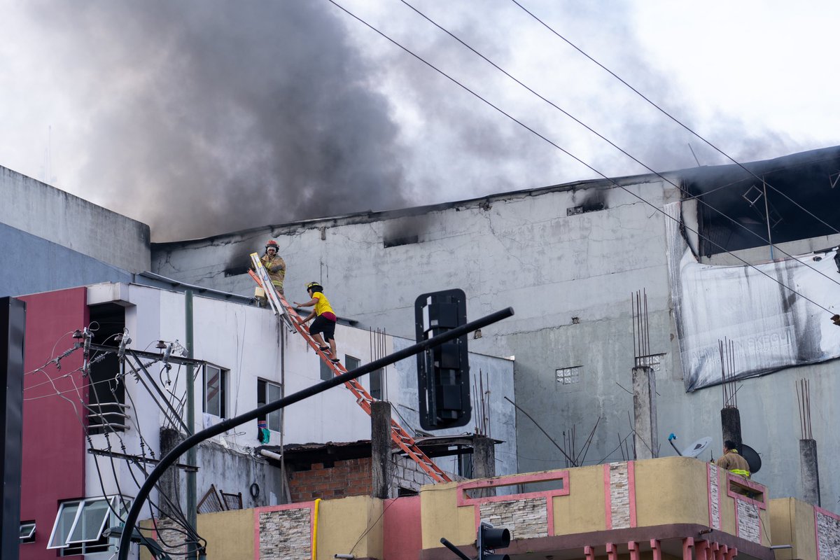 #ATMBabahoyo | Un contingente de 35 Agentes Civiles de Tránsito de #Babahoyo 🏧 👮‍♂️se han desplegados en las calles aledañas para colaborar con el flujo vehicular y peatonal, durante el apagón eléctrico 🚦y emergencia por incendio🔥en un almacén ubicado en el centro de la ciudad.