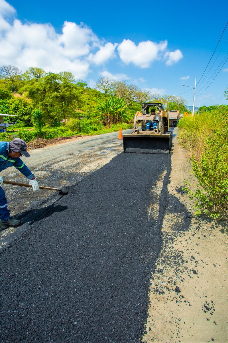 ManabiV's tweet photo. Realizamos labores de bacheo asfáltico en varios tramos en los 7.8 km de la vía Cuatro Esquinas - Zapallo, de Portoviejo, una arteria crucial para quienes se dirigen a la zona rural de la capital y a otros cantones del norte de la provincia.

@Leoorlandoa
@PrefecturManabi https://t.co/ZHhGIKZzir