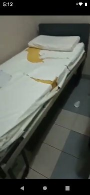 En esta cama del hospital de Quilmes acostaron a mi hermana recien operada de una cesarea mal hecha y le pusieron el bebé en brazos para q lo amamante, estaba dormida por la anestesia. Tres veces la operaron mal. Nunca se hizo justicia, Mayra Mendoza la amiga de Cristina Kirchner
