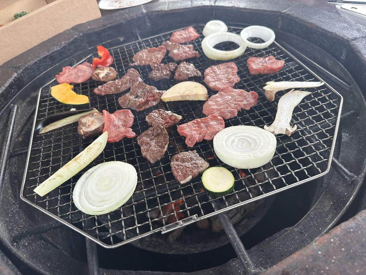 dai1trust's tweet photo. (｡･д･)ﾉｵﾊﾖｰｺﾞｻﾞｲﾏｽ♪

先週土曜日に #第一トラスト みんなと親方さん達の家族と総勢55人で #天湖森 にてBBQを開催致しました𓌉𓇋 🥩

色んな方とお話が出来たり、頑張る活力が出たりとすごく楽しく素敵な1日を過ごしました💐

今日も一日ご安全に✌️
#富山 #石川 #足場 #初夏 https://t.co/qWwI039JBv
