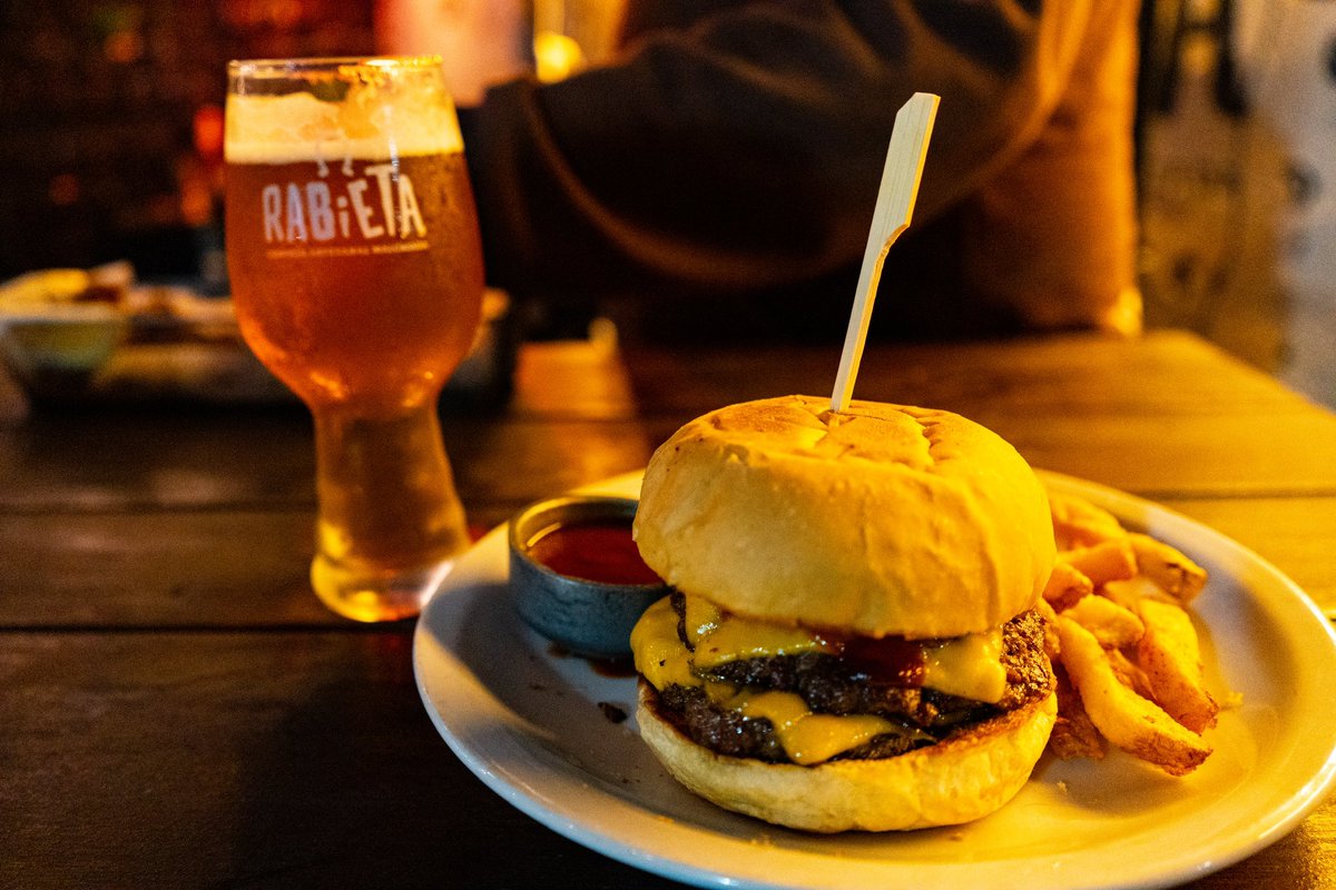 maxinfinitypics's tweet photo. Sabor y cervezas 🍔🍻

Rabieta San Isidro, Provincia de Buenos Aires, Argentina. 🇦🇷
Sony Alpha 7 IV / 28-70mm 📷
Sony  Alpha 6100 / Lente 16-50mm 📸

#alphauniverse #sonyalpha #sonyalpha7iv #sonycamera #sonya6100 #photo #fotografia #photography #photographer #bar #hamburger https://t.co/NjFTlsmhZo