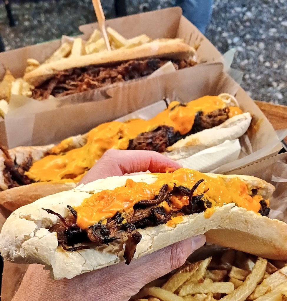 👉🏻 Sándwich de ternera desmechada
📍 <a href="/CornerPichincha/">Corner Pichincha</a> (Alvear 150 bis)
💰 $10.000 dos sándwichs + papas

👉🏻 Los probamos hace un tiempo atrás, vale la pena, muy buenos 😍

#FotoTestigo 📸