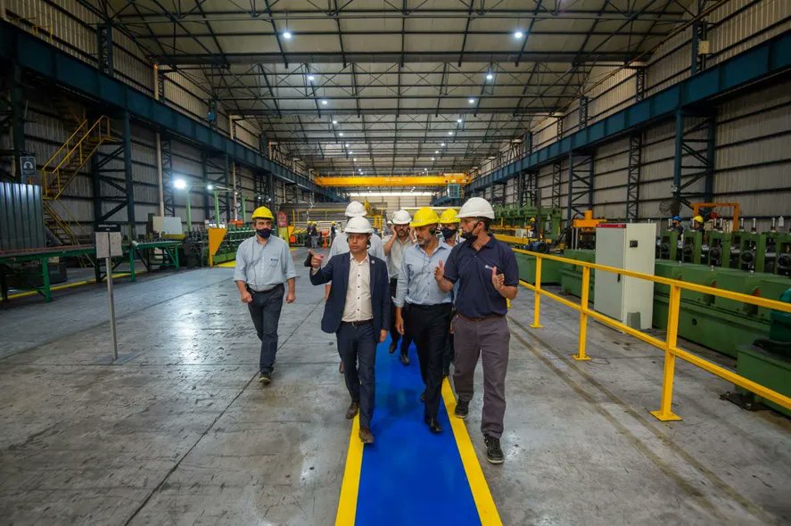 AAAJ00068631's tweet photo. 📌 Al final, Axel Kicillof no necesitó adherirse al #RIGI para que anuncien #inversiones en la Provincia.
💵 #SIDERSA presentó un plan de inversiones por U$S300 millones para #SanNicolás.
#LaCaceria
#MileiEsHambre
#LaPatriaNoSeVende
https://t.co/PR4fCWhK2K https://t.co/8hZn9gChEf
