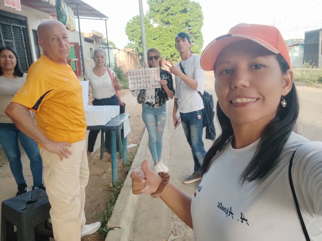 Punto de información en Libertador para enseñar a votar a la comunidad.
Sin descanso hasta el #28dejul Con #edmundo en la tarjeta de la Unidad la de la manito.
