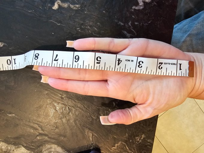 If I was a dude, would I have an 8in dick? Or is that thumb to pinky span? https://t.co/9wKTbo7Esv<a href="/tag/tallgirlproblems"class="tags"><span>#tallgirlproblems</span></a>