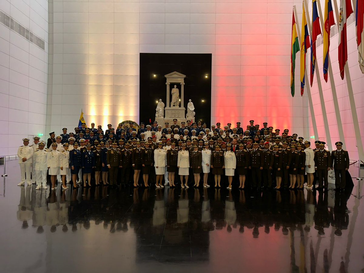 Oficiales de la FANB realizaron ceremonia de ofrenda floral al GJ Libertador Simón Bolívar, en el marco de la celebración de los 20 años de servicio, reafirmando el compromiso de la Defensa de la Patria con los valores y principios que el padre de la patria grande representó.