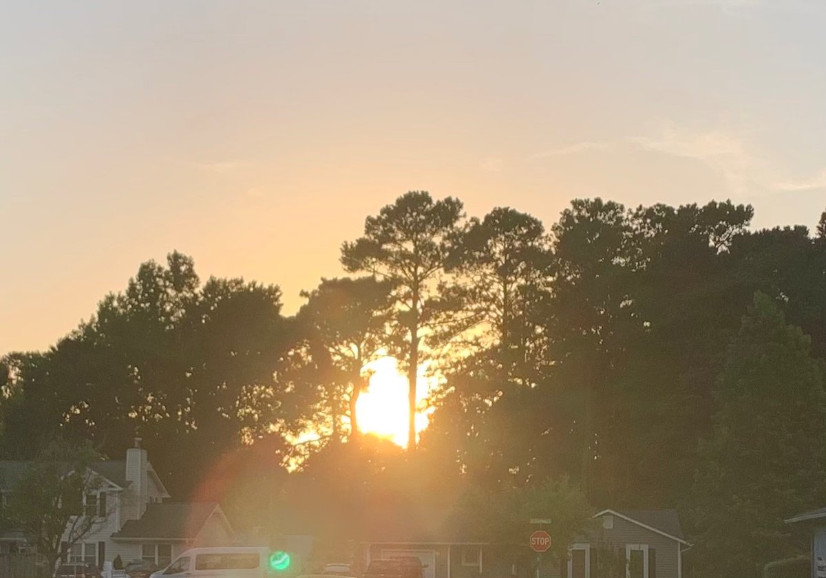 ian_scott32565's tweet photo. One can no longer look at a sunset in eastern #northcarolina . #noaa and #nasa #weathergods #geoengineer the climate to cause our sun to appear magnified. It is painful to the eyes to look at the son at 8pm !
Thank you, @RoyCooperNC https://t.co/EEDjCa1HBY