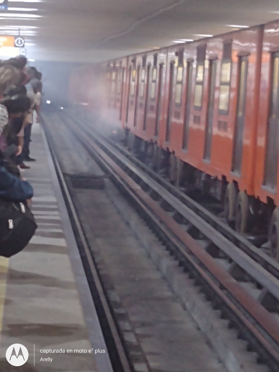 Arelly_Cruz's tweet photo. No bueno @MetroCDMX  en estación Tacuba línea 7 Con humo... Con fuego... Le avisan al conductor que hay fuego y el dice ""vámonos" https://t.co/Dv1rD76j7i