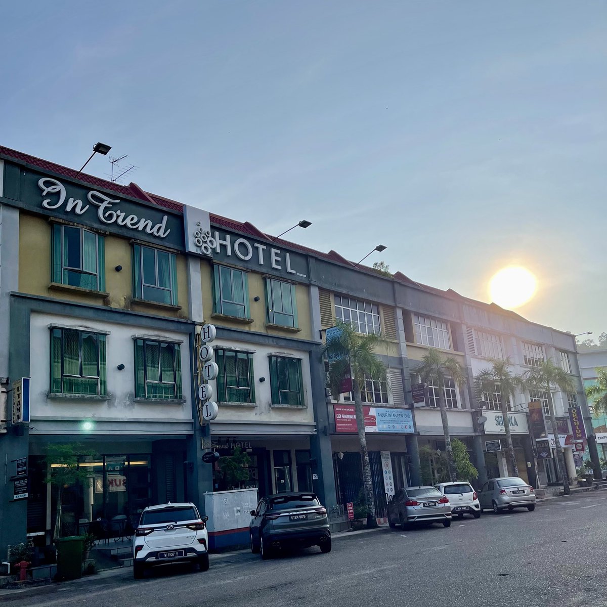 ANHAMo7's tweet image. SETIAP TAHUN STAY KAT SINI. KALAU NAMPAK ADA YANG STAY SINI, MEMANG BOLEH AGAK DIA KERJA APA

TAHUN NI DUA2 HARI RAYA BERJAUHAN DARI FAMILY. STRUGGLE NAK CARI MAKAN WAKTU RAYA HAJI, KEDAI MAKAN SIAP ADA YANG TUTUP 1 MINGGU