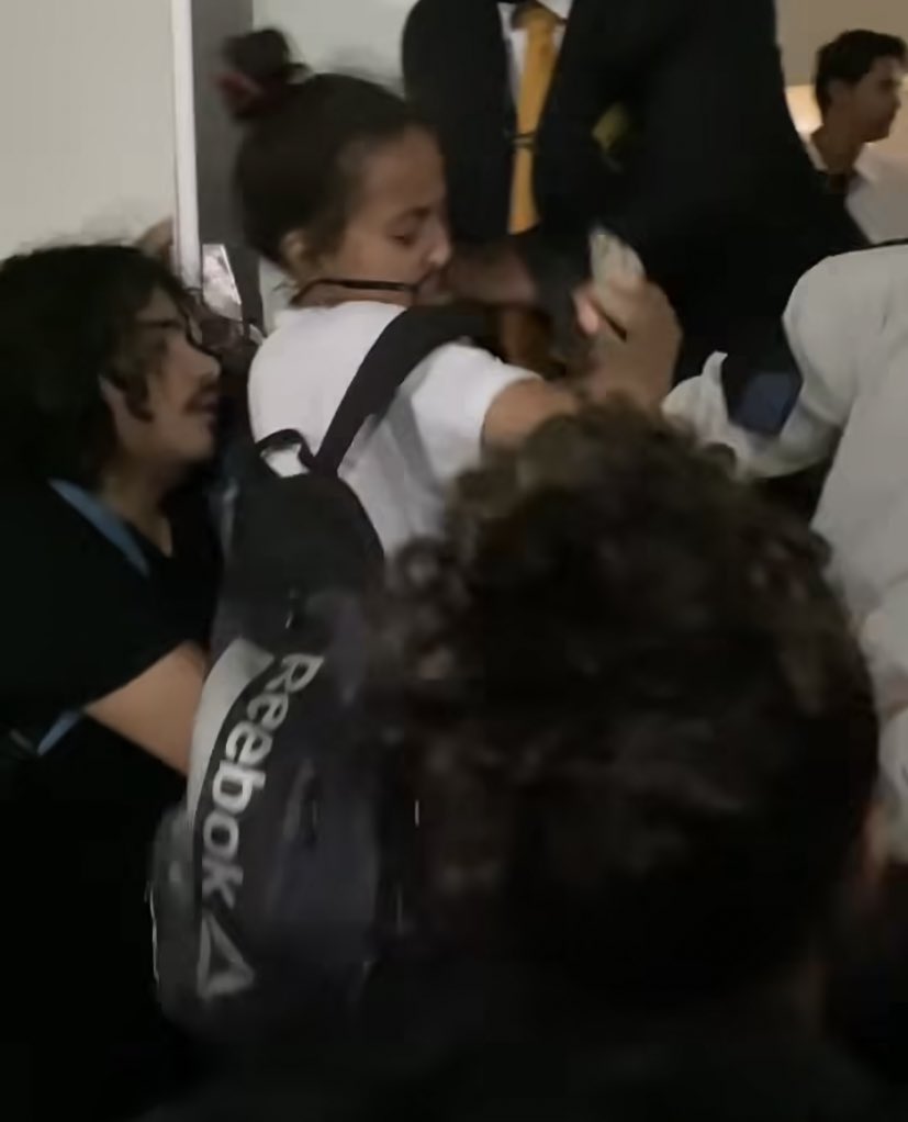Enquanto uns chamam de covarde a diretoria de política tava levando porrada na reitoria pra defender o direito dos estudantes
Bandejão, cotas trans, busuff, enfim mudança prática na vida das pessoas