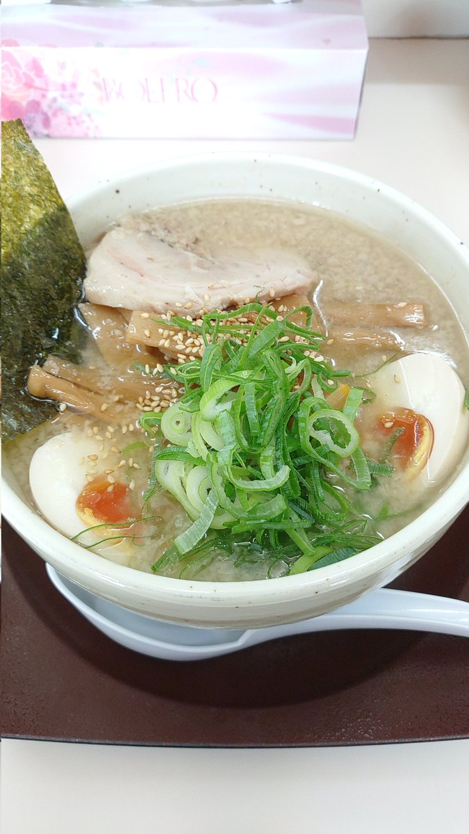 今朝は焼津の　#麺や光　さん

メンマそば（背脂増量with玉子）

今日は珍しくメンマそばにしたけど……マジでメンマ祭りw
麺よりもメンマ食ってる感w
これは…ビール飲みたくなる😆でも、美味しいから結果オーライ♪

背脂はエナジードリンク👍

至福☆

#〆クラ