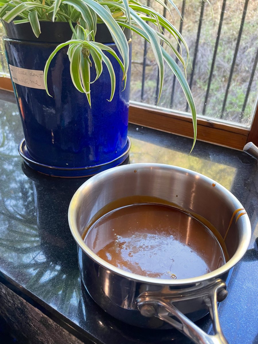 iraimavivast's tweet photo. Hice una salsa de caramelo para que le pongan al helado de vainilla. La estoy enfriando en la ventana. 
Salsa de Caramelo: 
Ponen en una olla mediana y bajo un fuego medio 1/3 de taza de azúcar, cuando comienza a derretirse por los lados, le agregan otro 1/3 de taza de azúcar, cuando se comienza a derretir todo lo revuelven (es para evitar la cristalización del azúcar que a veces pasa). Cuando el caramelo esté transparente color ámbar, le agregan 1 taza de crema de leche (sube explosivamente al echarla, así que la olla debe ser tres cuartos más alta que el líquido) revuelven bien, agregan 1 cdta de vainilla. Cocinan unos 5 minutos. Enfrían.