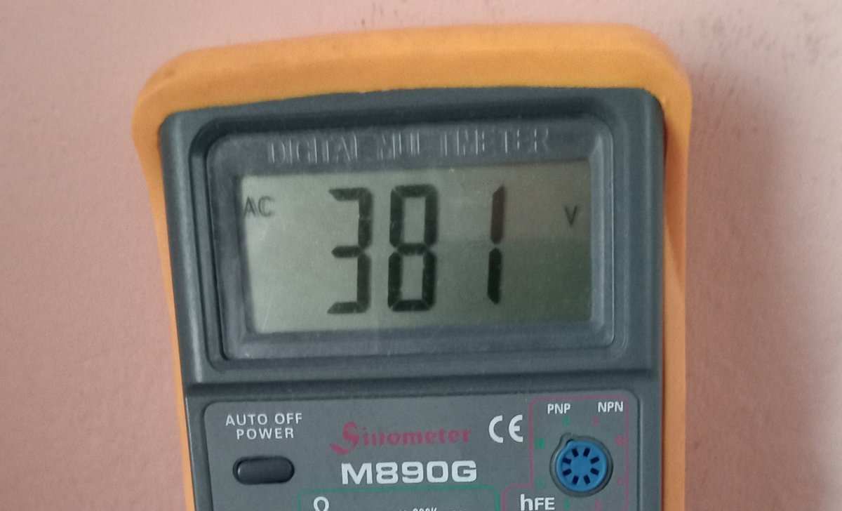 SMLarrea's tweet photo. @OficialEdesur Esto es lo que entrega  @OficialEdesur domiciliaria. Explotaron literalmente hasta las lámparas.

NADIE SE HACE CARGO NI SE HACE PRESENTE y desde ayer cambian cada tres horas el horario de la reparación.

@Energia_Ar @ENRE_ARG @todonoticias @telefenoticias @Politica_ln @CronicaTV https://t.co/amV05XiuLe