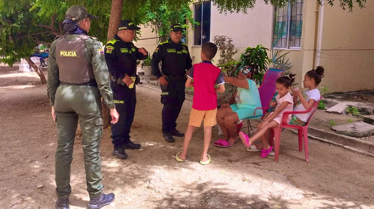 PoliciaMevap's tweet photo. 👮♂️🚨🚔#PrevenciónYAcción Con la finalidad de fortalecer los lazos de convivencia en el sector de las Torres de Lorenzo Morales, el Grupo #PRECI realizó un acercamiento con los dos administradores de los conjuntos
Etapa #1 y #2 con una 🏢🏙️🌇
jornada de aseo y cine al barrio https://t.co/P8FVdg2KrT