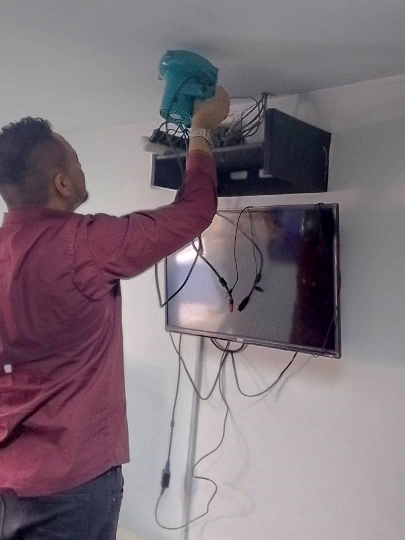 bladimirguerra8's tweet photo. Elevamos las medidas activas de supervisión y seguridad de instalaciones, bienes públicos y personal a través de efectuar mantenimiento al sistema cerrado de cámaras en el Almacén de la Dirección de Intendencia del #COLOP @CeofanbColop @CEOFANBVE porque
#IntegrarEsVencer https://t.co/UUJO4hyRkN