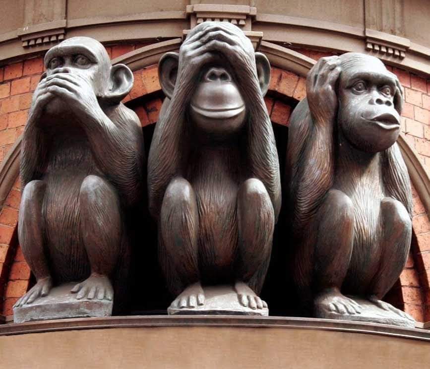 ▶️LOS TRES MONOS SABIOS

Los tres monos sabios, también llamados los tres monos místicos,  es una escultura realizada en madera por el artista japonés Hidari Jingorō en 1636. 
La pieza está ubicada sobre los establos sagrados del santuario de