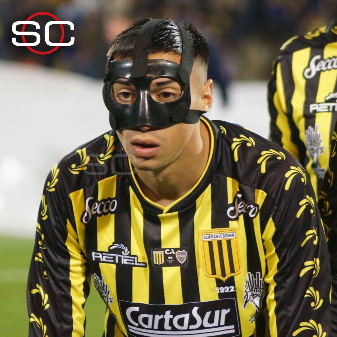 SC_ESPN's tweet photo. ¿EL MBAPPÉ DE ALMIRANTE BROWN? Natán Acosta, CAMPEÓN de la #Sub20Intercontinental con Boca, hoy es rival del Xeneize en la #CopaArgentina y con una máscara protectora. https://t.co/qtKYhJfrxq