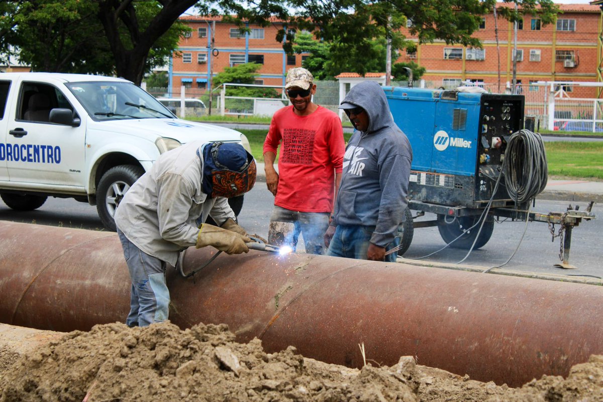 johanitakenpo's tweet photo. #19Jun Gracias al Pdte.@NicolasMaduro y al @minaguasoficial se llevan a cabo trabajos de optimización del sistema de distribución de agua potable del Acueducto Regional del Centro con la instalación de 120 metros de tuberías en la Av. Intercomunal #LealesConChávezYNicolás https://t.co/QGFBtQZzyH