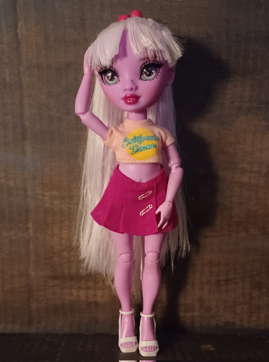 VeronicaStorm98's tweet photo. I Lavender Doppel's bangs! Since I already have a main Lavender doll, and this doll's clothes got customized and taken by another doll, I restyled her.ππ©·
#rainbowhigh #shadowhigh #mga #dolls #lavenderlynn #restyle #dollrestyle #dollphotography #shadowhighdoll #shadowhighdolls https://t.co/CCh6MEybVP