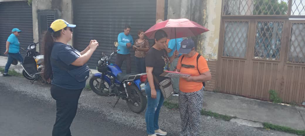 Desde el sector la inmaculada el <a href="/ConVzlaComando/">Comando ConVzla</a> y los partidos miembros de la (PU) efectuaron un casa a casa, enseñando como votar este 28 de julio por nuestro candidato <a href="/EdmundoGU/">Edmundo González</a> en la tarjeta de la M.U.D la de la manito👍🏻 Por una Venezuela libre y de los venezolanos 👏🏻🇻🇪