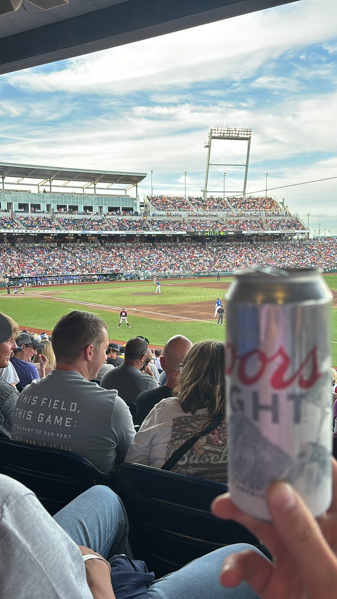 ClydeFried6420's tweet photo. CWS beer definitely competes with an airport cold one. Only thing missing is the rebs. We’ll be back. Thanks- #FireBianco https://t.co/CfVOTathwC
