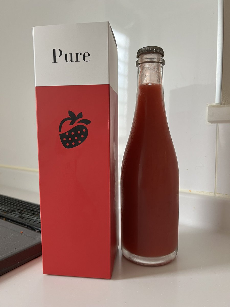 クラファンで支援した、国産いちごのアップサイクルビールが届いた。
375mlと聞いていたがおそらくいちごのピューレの比率が高く重量感がすごい。

#beerthefirst #utagebrewing