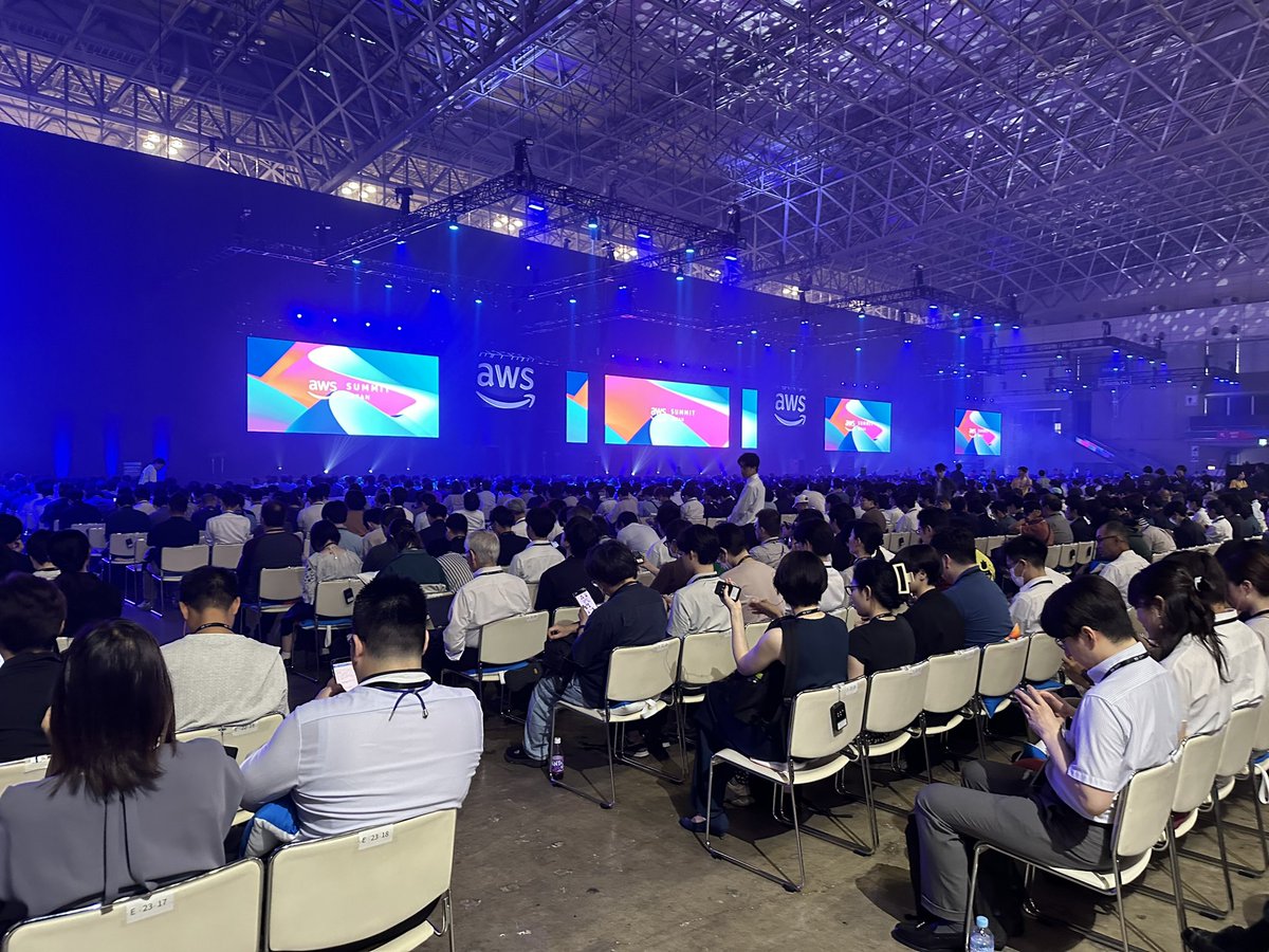 ampersand_xyz's tweet image. #aws24 基調講演ステージ、だんだんあったまってきてます