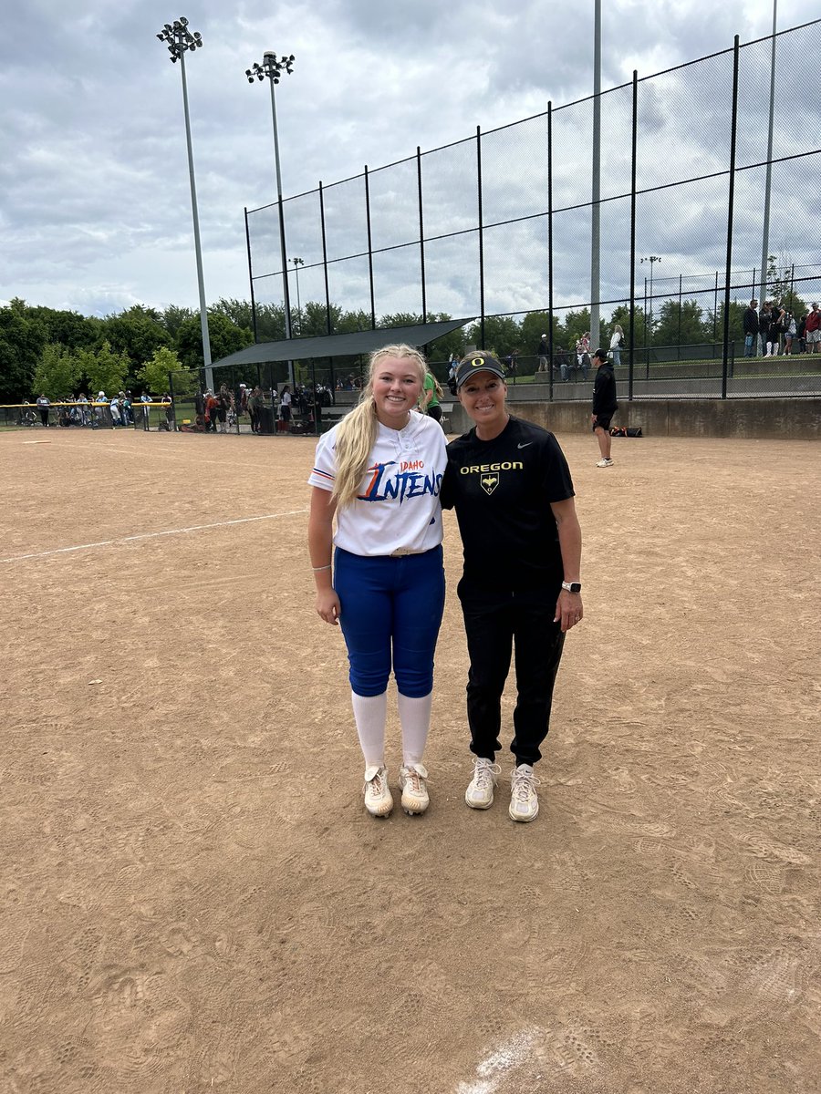 DelaneyWright06's tweet photo. Had a great time at the University of Oregon camp last weekend! I got some great feedback and met some awesome people. It was a pleasure to get to talk to Coach Lombardi about pitching and recruiting!! Thank you @OregonSB for a great camp! https://t.co/uewdnCjII2