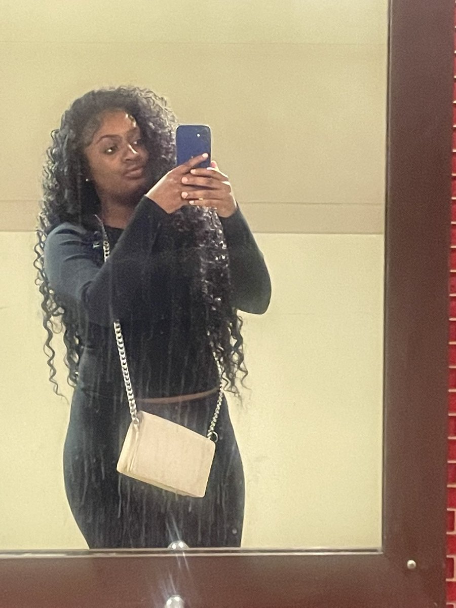 Tiyonnaa2's tweet photo. mirror pics ✨😘 https://t.co/jNnOA5Oy9o