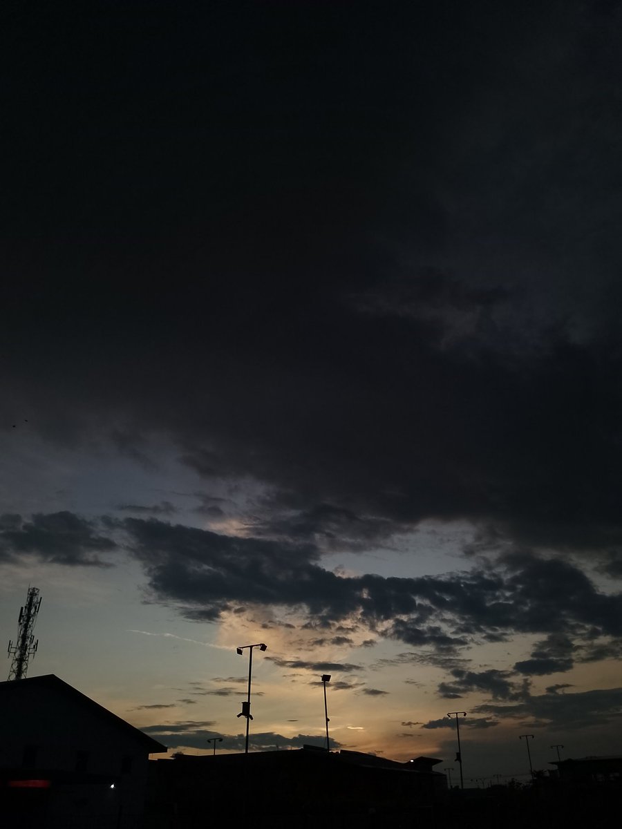 Bangkibooe_'s tweet photo. @pantungalimar Kalau masuk malem. Pas pulang kerja pagi selalu di suguhi pemandangan langit yang wah. https://t.co/TVuGhmiIjQ