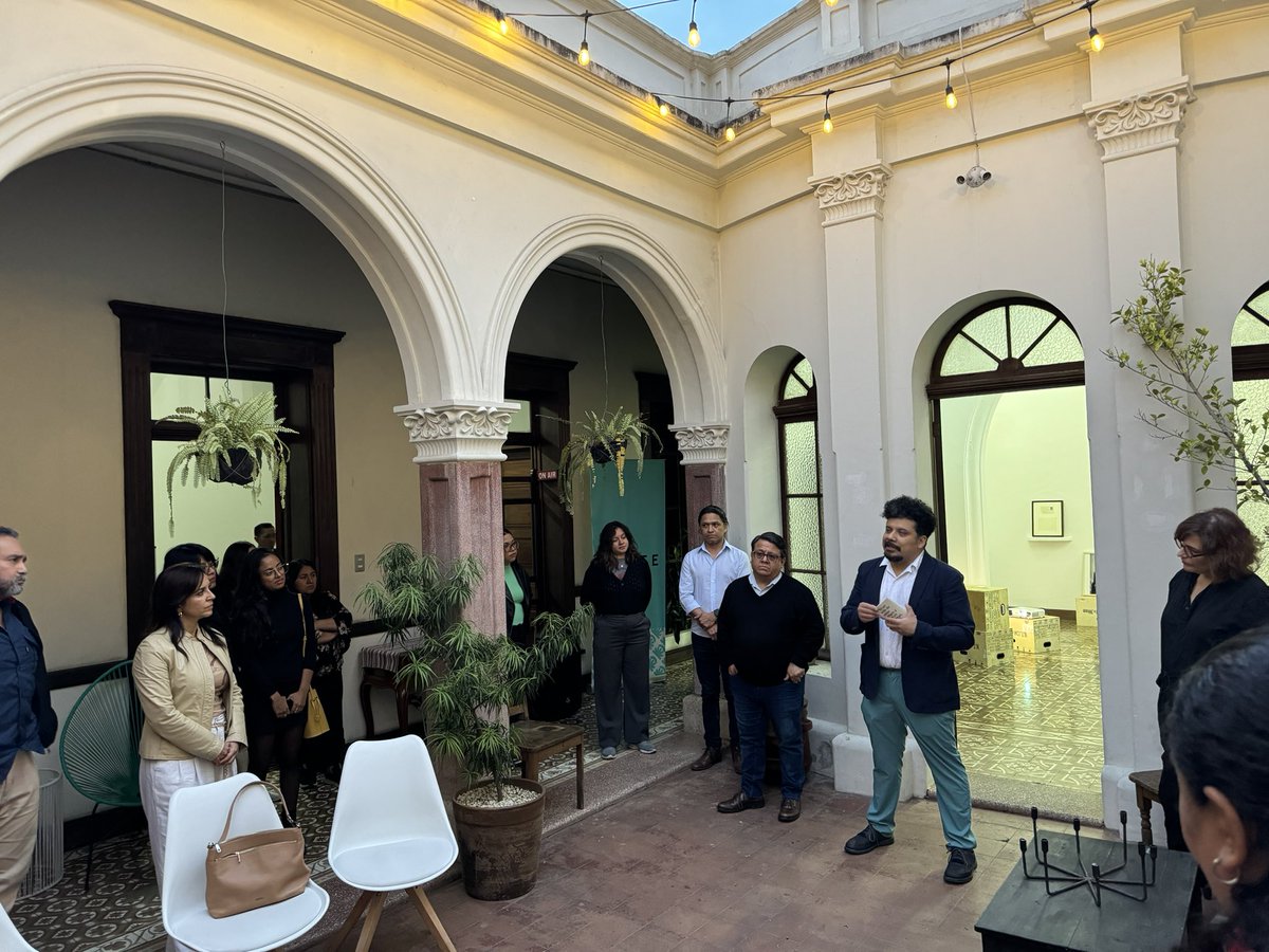 Estamos en “Ensayo sobre la Ausencia”, exposición fotográfica de <a href="/AgenciaOcote/">Agencia Ocote</a> que explora el exilio transitado en los últimos 3 años por personas defensoras, periodistas, abogadas, jueces, fiscales y activistas de #Guatemala. 
La muestra itinerante del artista visual Óscar
