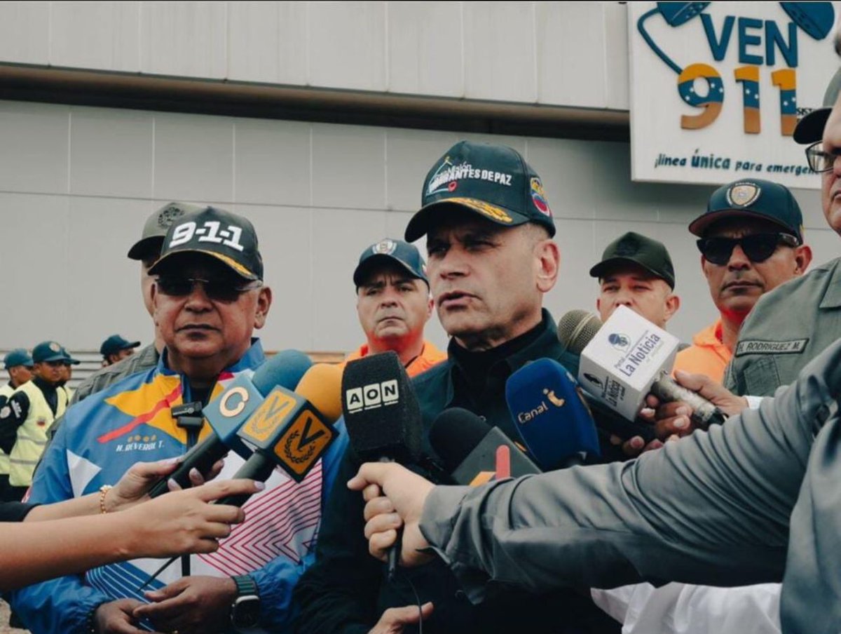 Fortaleciendo la seguridad para garantizar la paz del pueblo zuliano 🇻🇪

El vicepresidente sectorial <a href="/CeballosIchaso1/">@FuerzaDinamica Remigio Ceballos Ichaso</a>, sostuvo un encuentro con el Consejo Ministerial de Seguridad, #FANB y #CPNB para afinar estrategias que fortalezcan la seguridad en el estado Zulia.