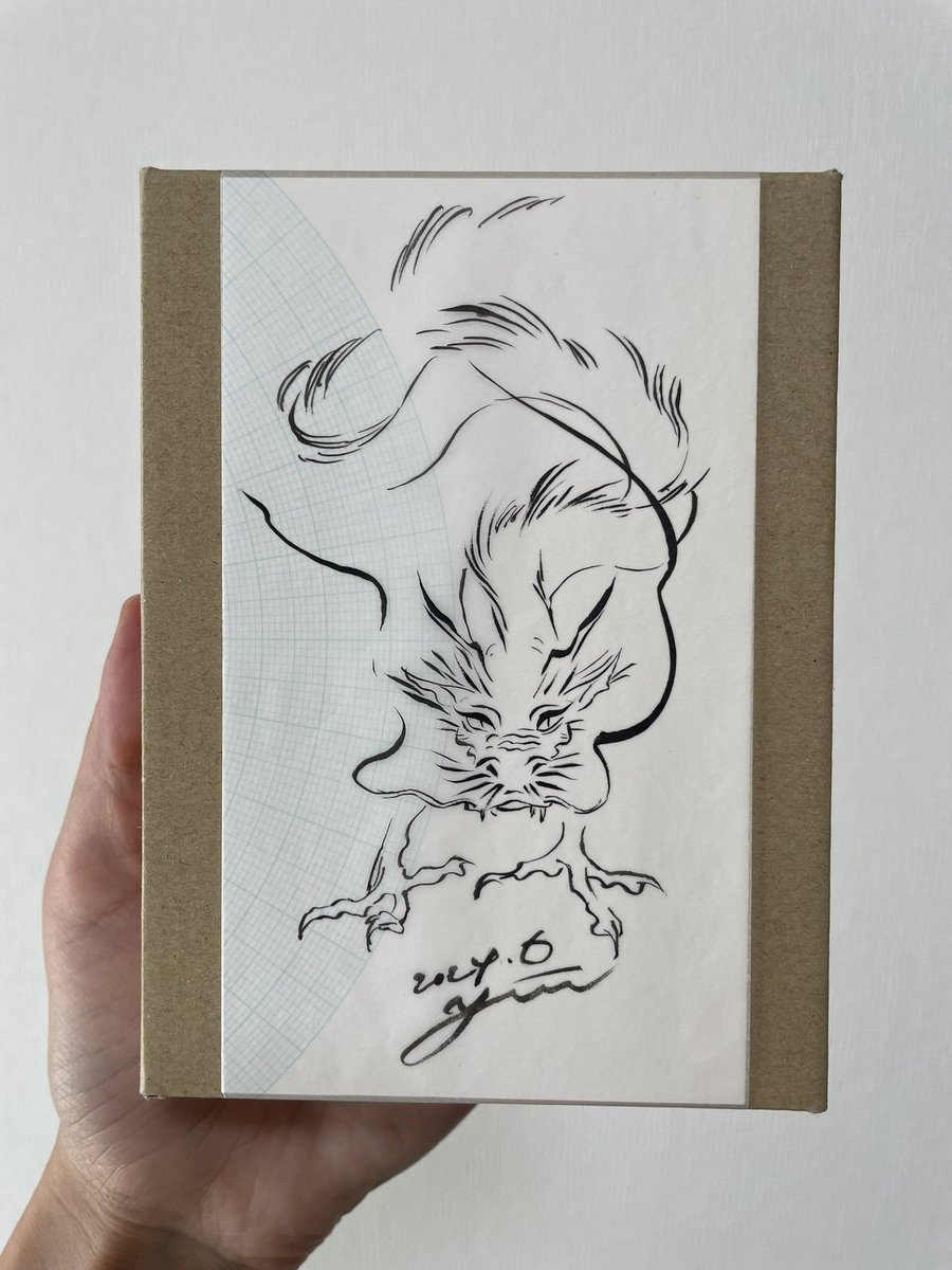F4号の作品のほかに展示させて頂いているのも龍なのですが、こちらは箱もかわいいです。

そして!
作品に描かれているのはまだ小さな龍ですが、実は大人の龍も画面内に描かれています🤭
想像を膨らませてご覧ください。 