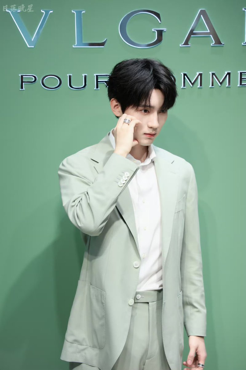 LoanBi192204's tweet photo. Đẹp trai quá đi ☺️☺️☺️ https://t.co/cWPdAm3KgM