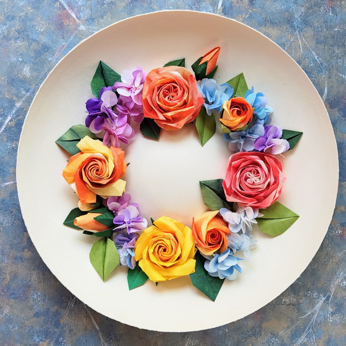 ako_origamirose's tweet photo. 折り紙のバラとあじさい
葉っぱも蕾も全部 紙です
#折り紙作品
#佐藤ローズ
#折り紙
#origamirose https://t.co/gFk7xYYVKK