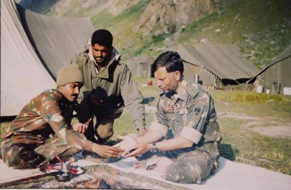 37VManhas's tweet photo. Havan being performed by LIEUTENANT COLONEL Y K JOSHI then CO 13 JAKRIF #IndianArmy before launching assault on Pt 5140 during #KargilWar in 1999.

#FreedomisnotFree few pay #CostofWar.
#25YearsofKargilVijay 
#25YearsofKargilWar https://t.co/RW2i3cxOBV