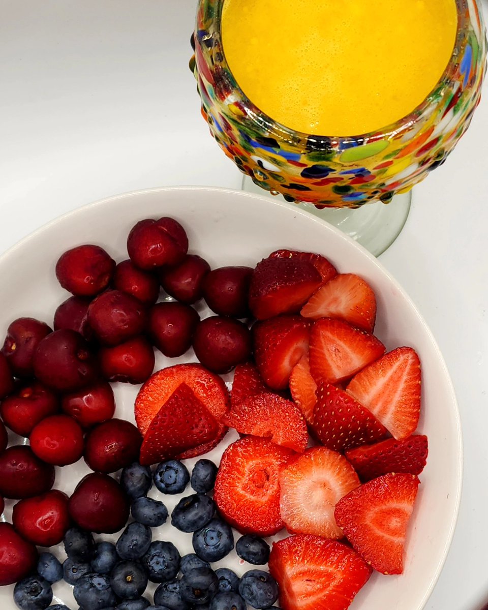 SugaRay4506's tweet photo. Oh, and what's really GREAT is that the fruits in my bowl all came from our @ChefConnected farm stands - the strawberries came from the QB Farmstand on Thursday, and the blueberries and cherries came from the Farm Stand at the Lot in LIC on Friday. #connectedchef #foodjustice https://t.co/WjFkjKq8no