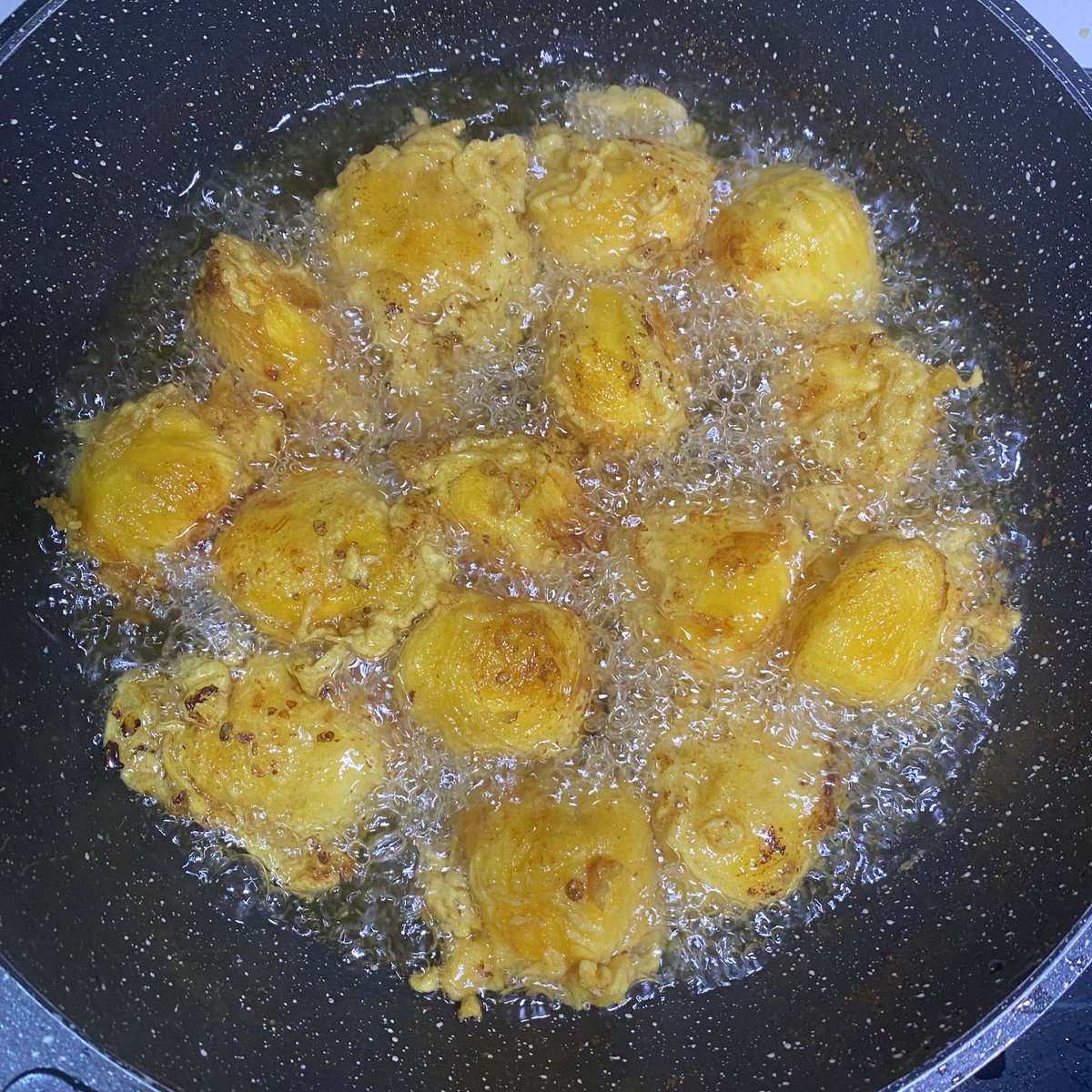 intanzlkfl's tweet photo. Dah jumpa resepi cempedak goreng yg sedap, juicy &amp; crunchy.

• tambah sikit marjerin dlm bancuhan.
• bancuh bancuhan guna air sejuk/ais.
• pekatkan bancuhan.
• jangan rendam cempedak terlalu lama dlm bancuhan sebelum goreng - jadi soggy. 

Ok tu je. Sila cuba. Confirm sedap. https://t.co/D339Epjb7B