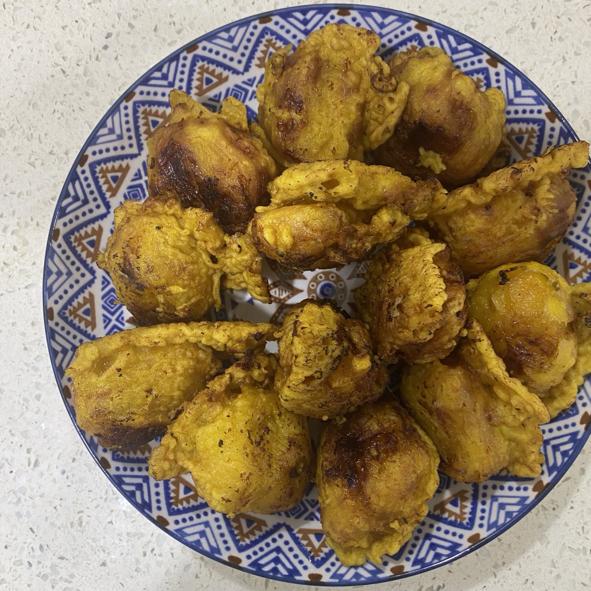 Dah jumpa resepi cempedak goreng yg sedap, juicy &amp; crunchy.

• tambah sikit marjerin dlm bancuhan.
• bancuh bancuhan guna air sejuk/ais.
• pekatkan bancuhan.
• jangan rendam cempedak terlalu lama dlm bancuhan sebelum goreng - jadi soggy. 

Ok tu je. Sila cuba. Confirm sedap.