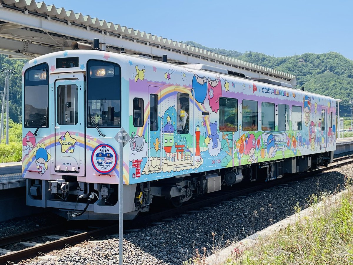 SATOInn's tweet photo. #SatoInn is located 3 minutes walk distance from #NamiitaKaigan sta. of the #SanrikuRailway and welcomes railfuns.
The “Santetsu” have various wrappings vehicles such as Little Twin Stars’s!

  #Iwate #Otsuchi #Japan https://t.co/1nka7vGJYM