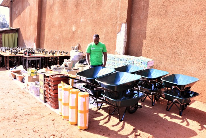 WHHBdi's tweet photo. Mercredi le 19 juin 2024,@Burundi_WHH a procédé à la remise de Kits de démarrage aux 108 lauréats réunis en 3 coopératives pour permettre à ces jeunes de concrétiser leurs rêves d'entrepreneuriat,soutenir leur autonomisation économique et créer des emplois durables dans la région https://t.co/08KE6RhwYm