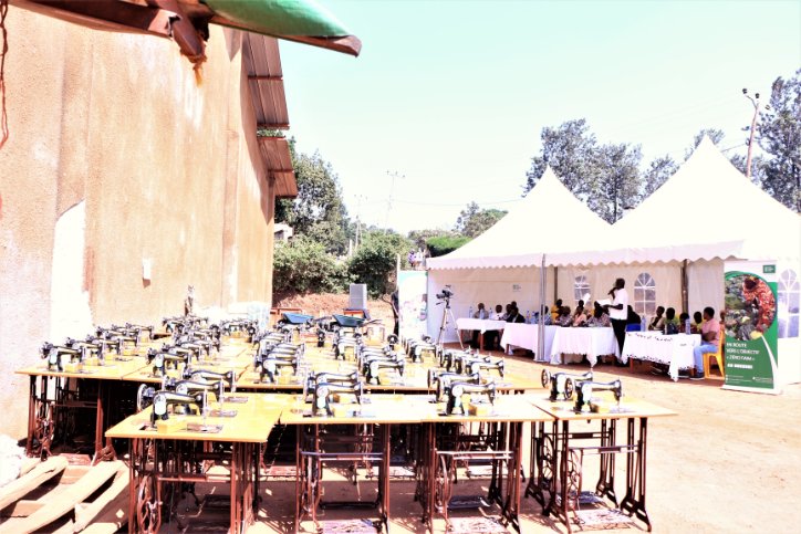 WHHBdi's tweet photo. Mercredi le 19 juin 2024,@Burundi_WHH a procédé à la remise de Kits de démarrage aux 108 lauréats réunis en 3 coopératives pour permettre à ces jeunes de concrétiser leurs rêves d'entrepreneuriat,soutenir leur autonomisation économique et créer des emplois durables dans la région https://t.co/08KE6RhwYm